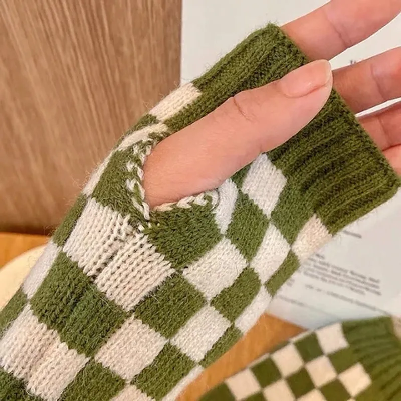 Checkerboard knitted gloves