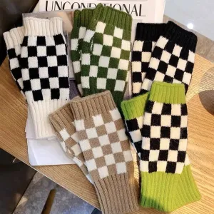 Checkerboard knitted gloves