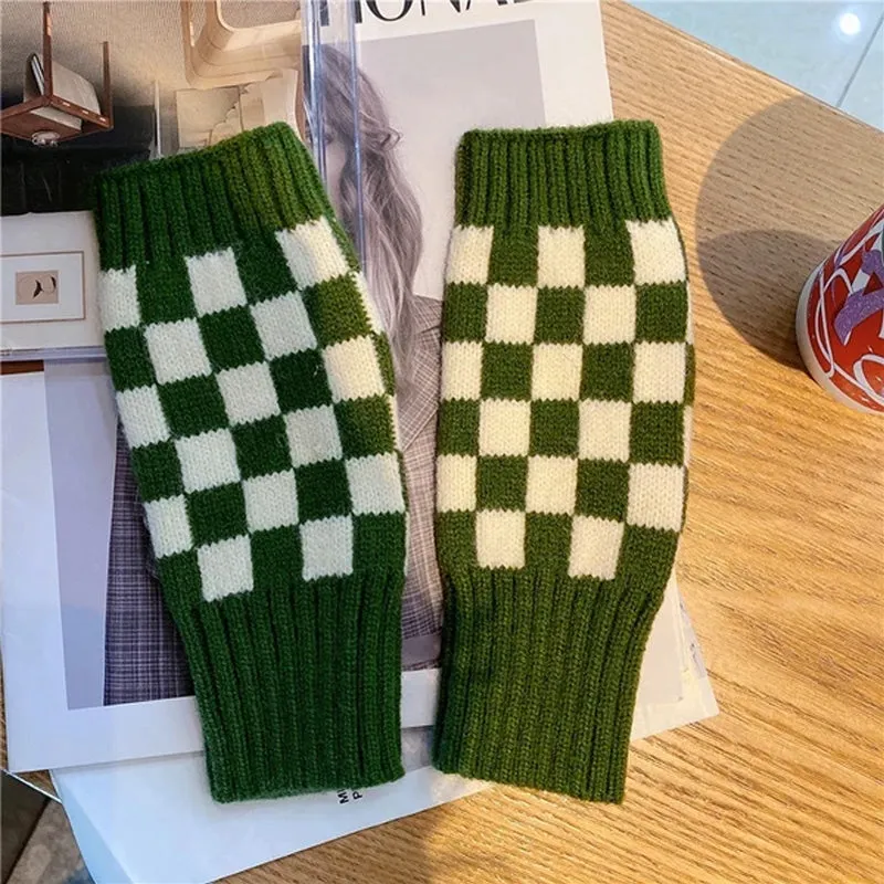 Checkerboard knitted gloves