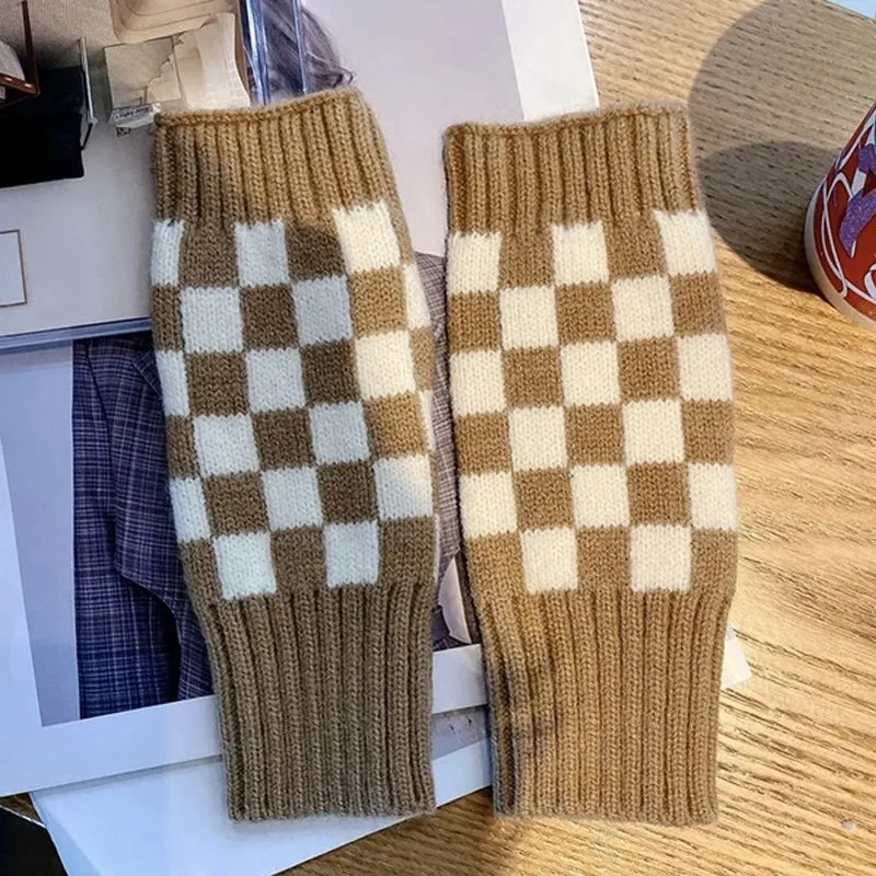 Checkerboard knitted gloves