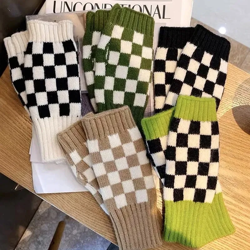 Checkerboard knitted gloves