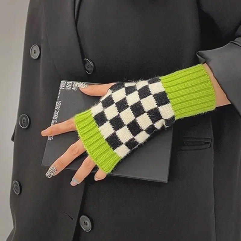 Checkerboard knitted gloves