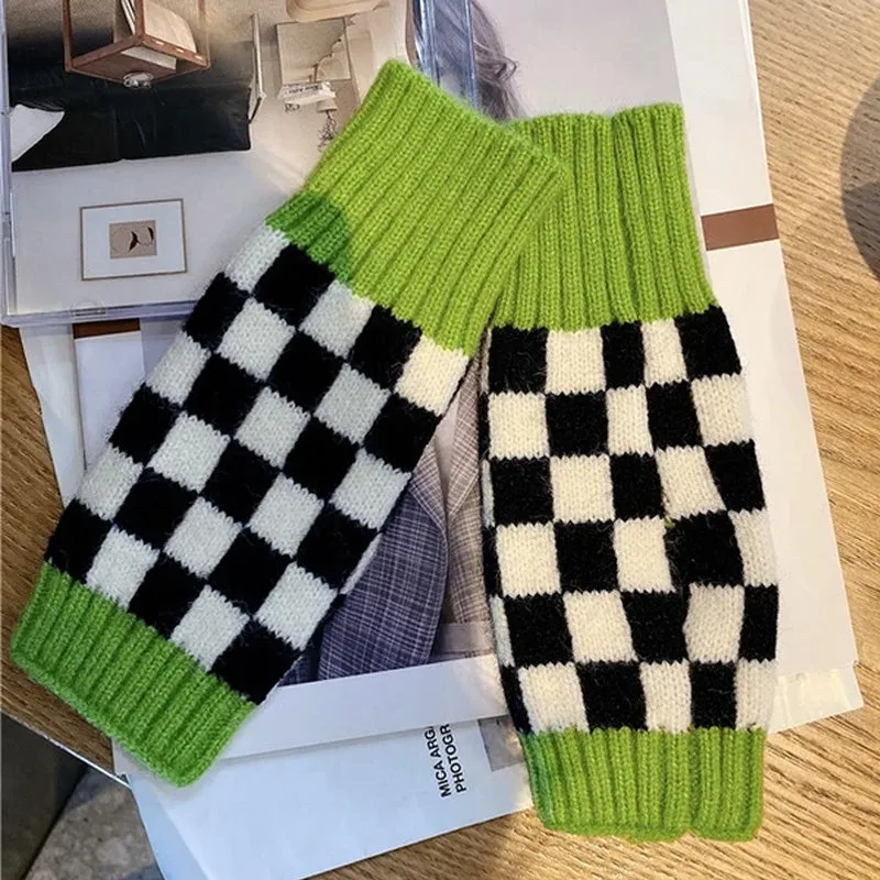 Checkerboard knitted gloves