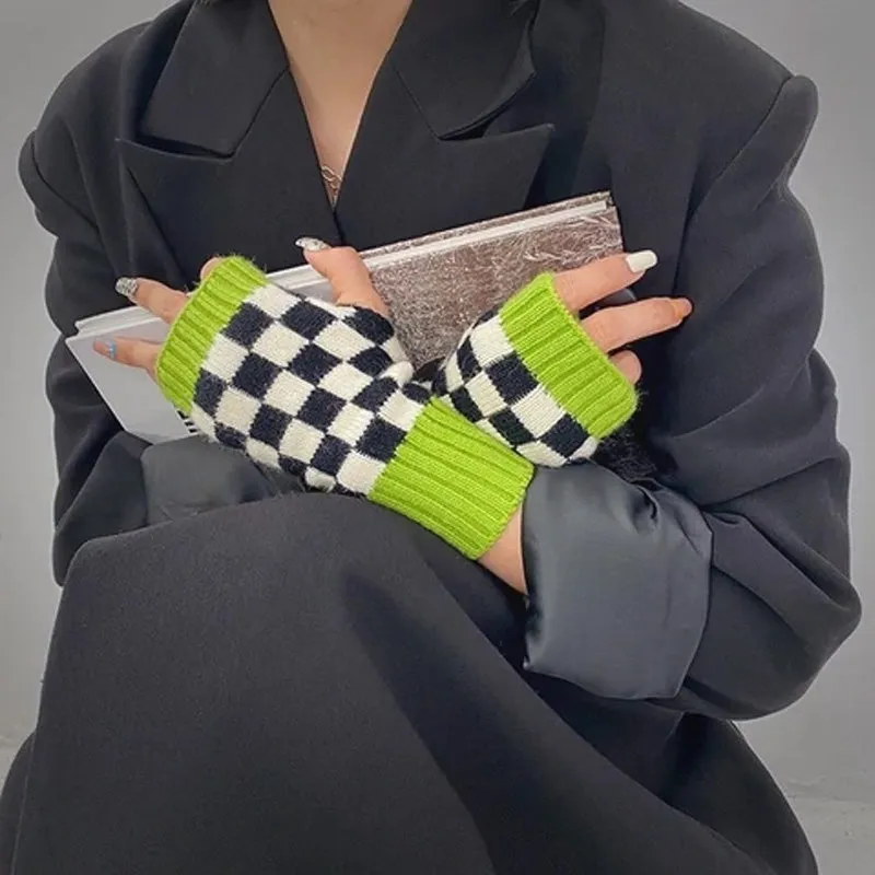 Checkerboard knitted gloves