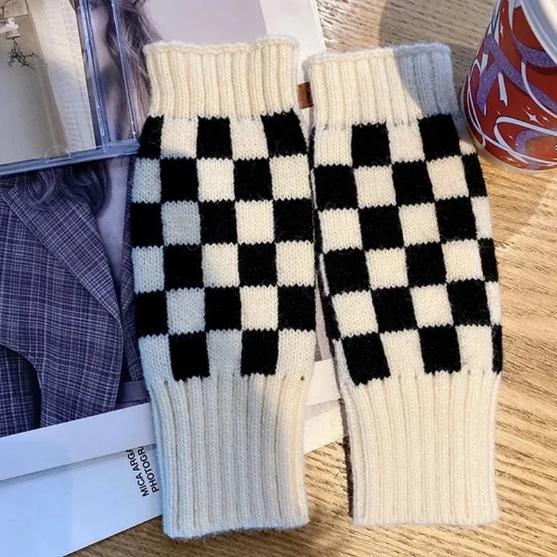 Checkerboard knitted gloves