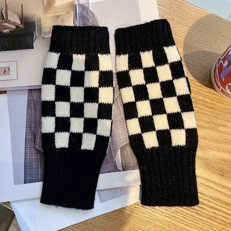 Checkerboard knitted gloves