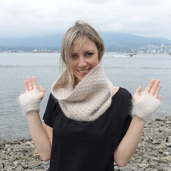 honey stone fingerless gloves {knitting pattern}